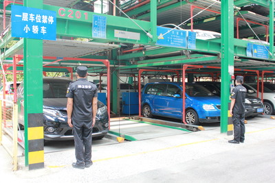 停车场保安风采